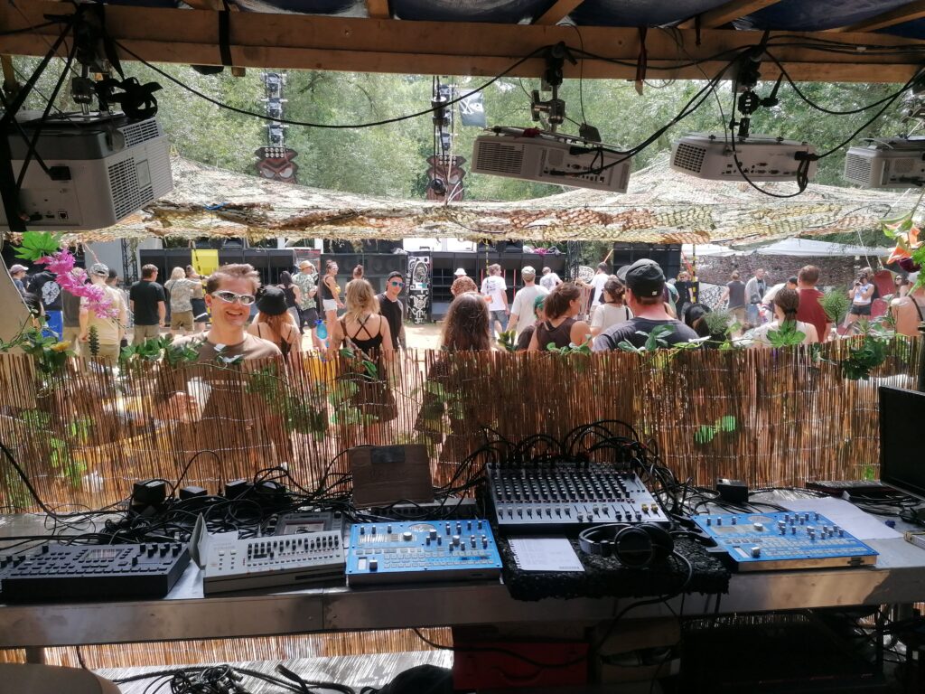 MOVAVA (Live Performance)